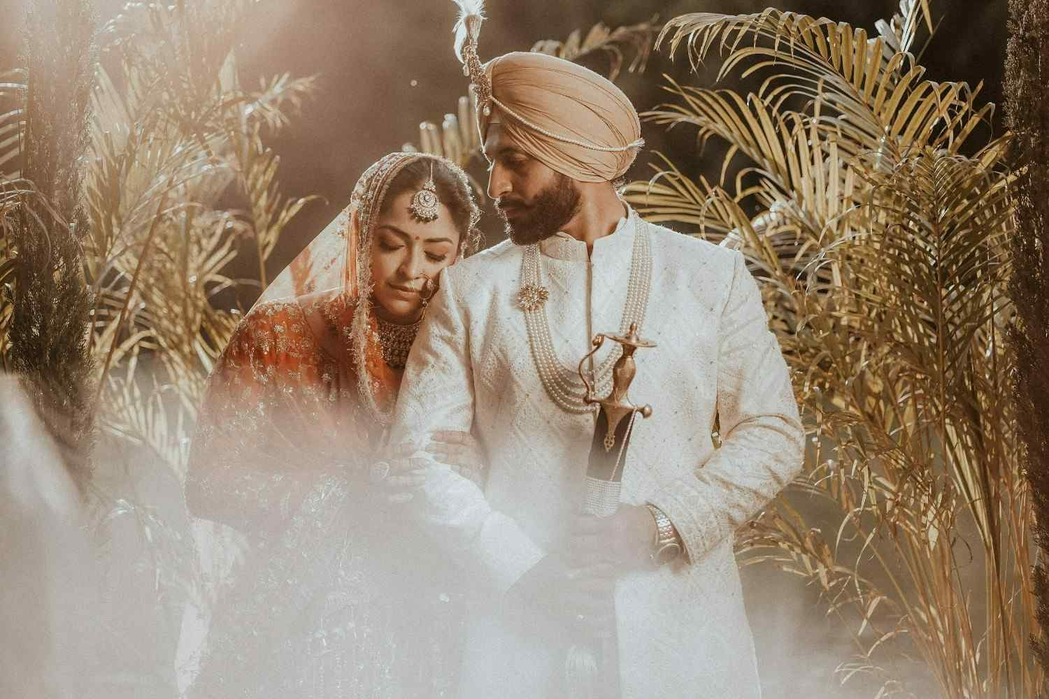 Wedding couple sharing a romantic moment on a city street.